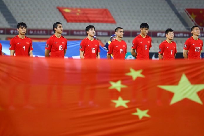 La sélection chinoise qui se prépare à affronter les Maldives, lors d'un match de qualification à la Coupe du monde 2022 in Sharjah, le 11 juin 2021. Article pour Double Pas pour le site Doublepas.fr